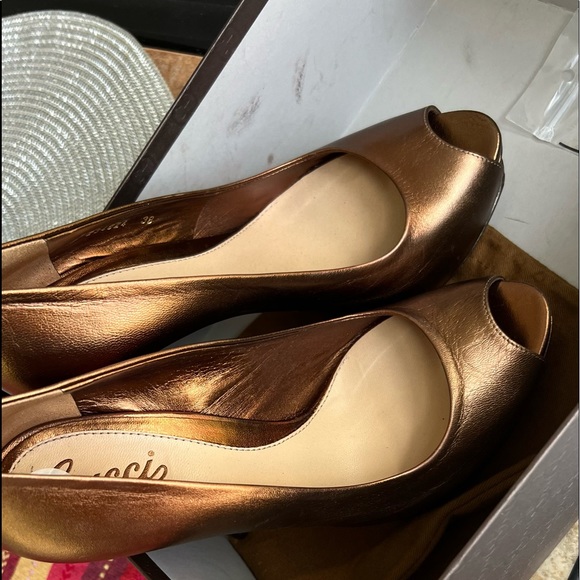 Gucci pumps! Price is firm $$$ - Picture 5 of 7